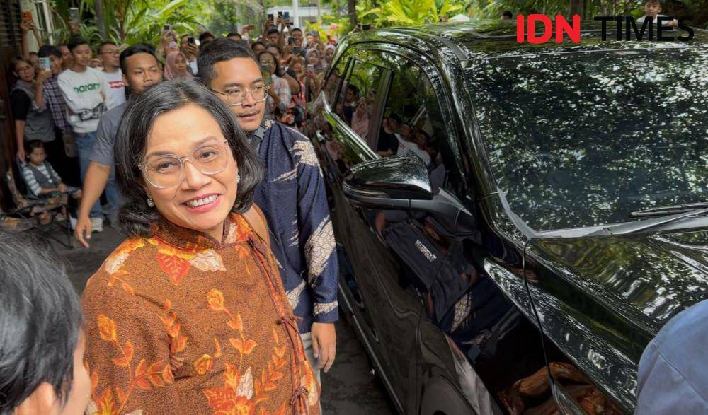 Menteri Keuangan Sri Mulyani tiba di kediaman Presiden ke-7 Jokowi. (IDN Times/Larasati Rey).