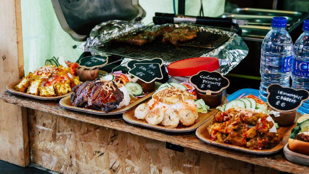 ilustrasi street food (pexels.com/Adrian Dorobantu)