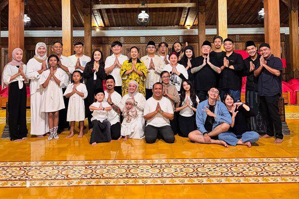 7 Potret Soimah Rayakan Lebaran 2025, Pakai Gamis dari Sarung