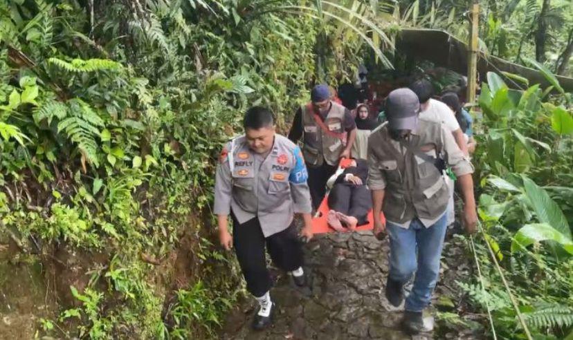 Wisatawan Asal Banten Pingsan Saat Hiking di Situ Gunung