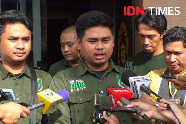 Anak korban penembakan bos rental mobil, Rizki Agam Saputra (tengah) di Pengadilan Militer II-08 Jakarta. (IDN Times/Santi Dewi)