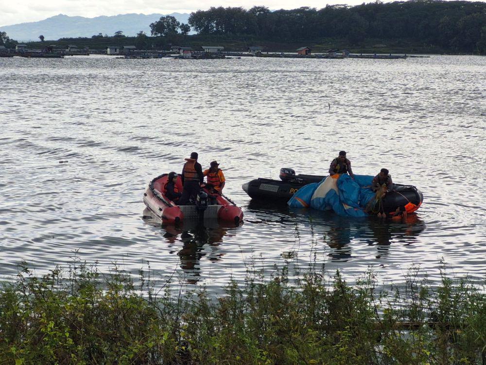 Dramatis! Personel Ditpolair Evakuasi Atlet Paralayang di Waduk Gajahmungkur
