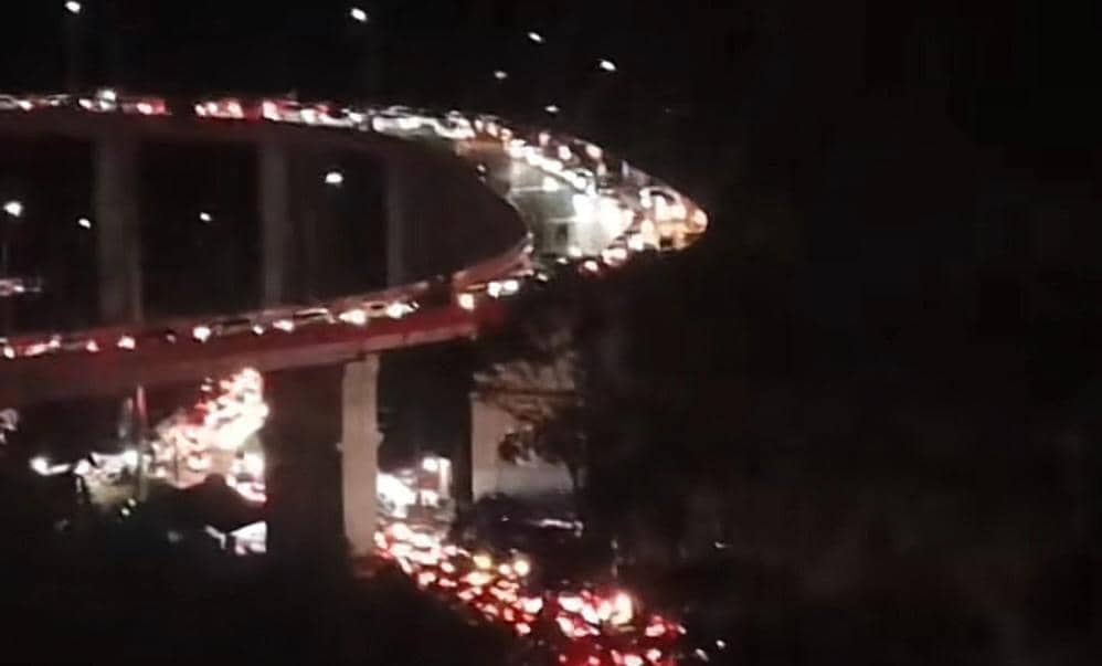 Kemacetan panjang di Kelok 9 pada malam hari (Foto: tangkap layar video viral TikTok)