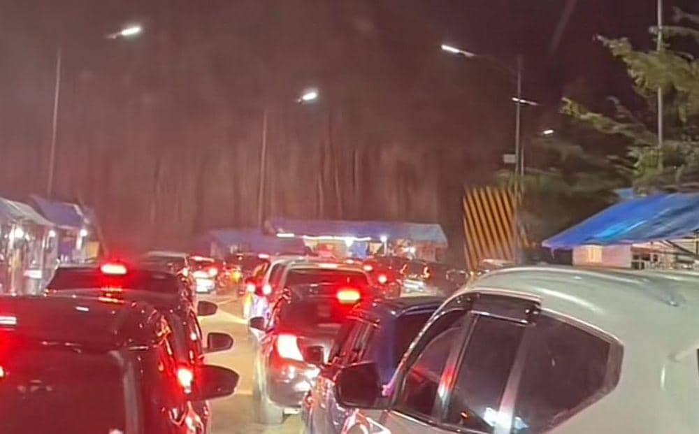 Kemacetan di Kelok 9, Kabupaten Limapuluh Kota (Foto: Tangkap layar video viral TikTok)