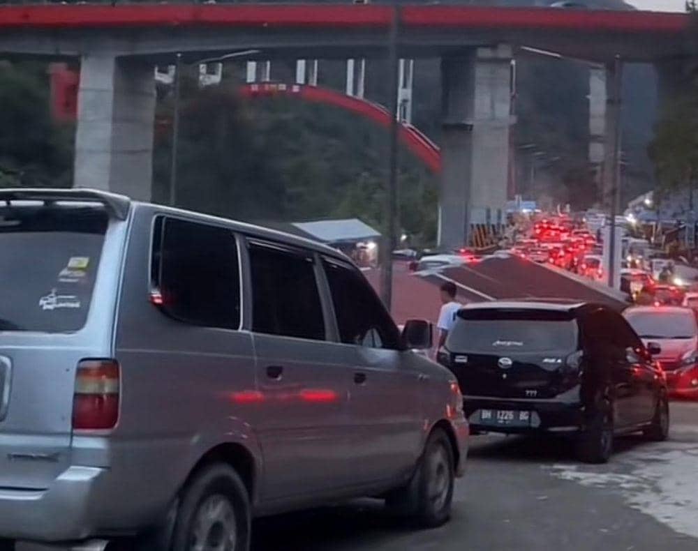 Macet Panjang di Kelok 9, Polisi: Jumlah Kendaraan Masuk Membludak
