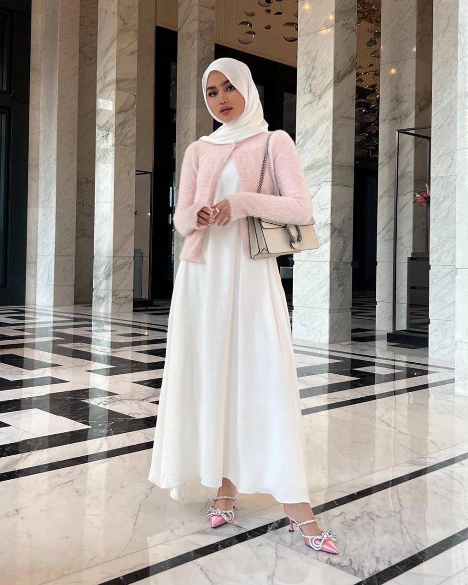 inspirasi OOTD hijab nuansa putih ala Sashfir (instagram.com/sashfir)