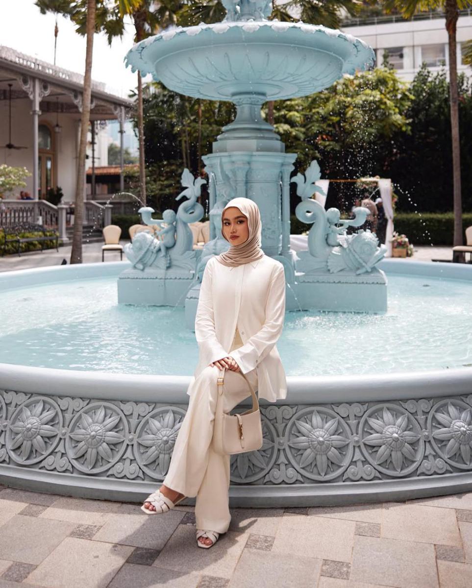 inspirasi OOTD hijab nuansa putih ala Sashfir (instagram.com/sashfir)