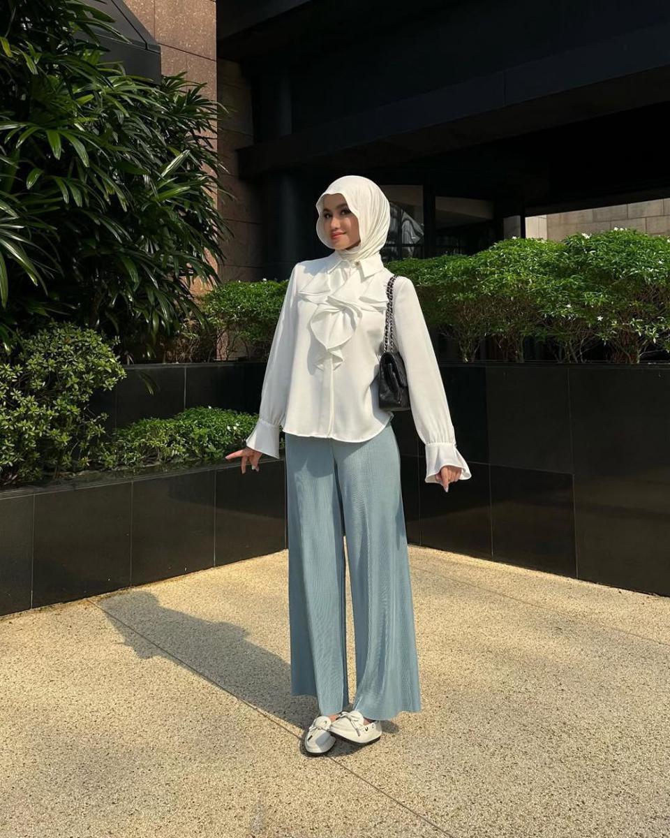 inspirasi OOTD hijab nuansa putih ala Sashfir (instagram.com/sashfir)