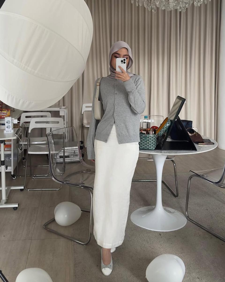 inspirasi OOTD hijab nuansa putih ala Sashfir (instagram.com/sashfir)