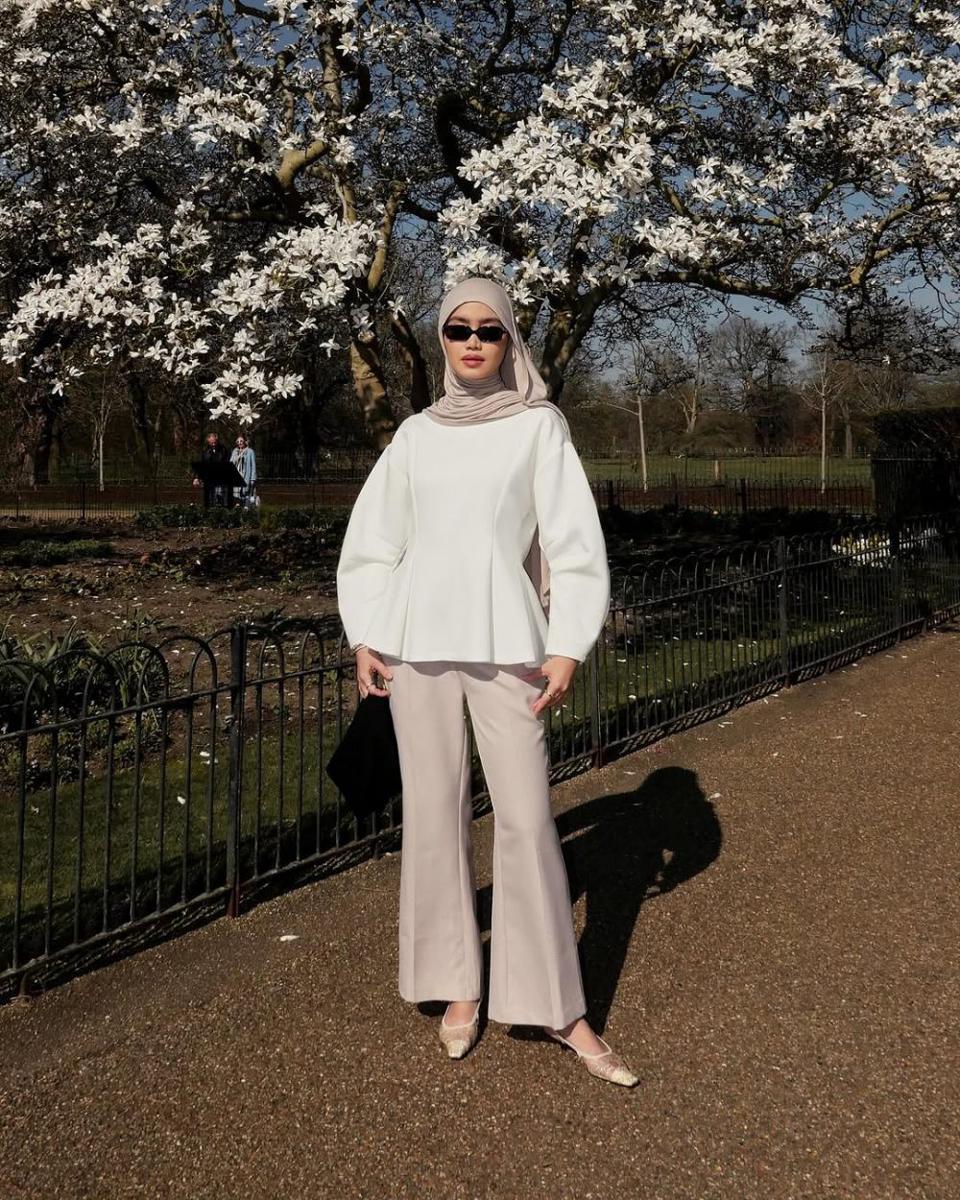 inspirasi OOTD hijab nuansa putih ala Sashfir (instagram.com/sashfir)