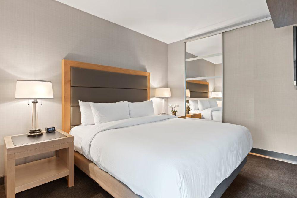 Kenapa Kamar Hotel Selalu Pakai Seprai Putih? Ini 5 Alasannya