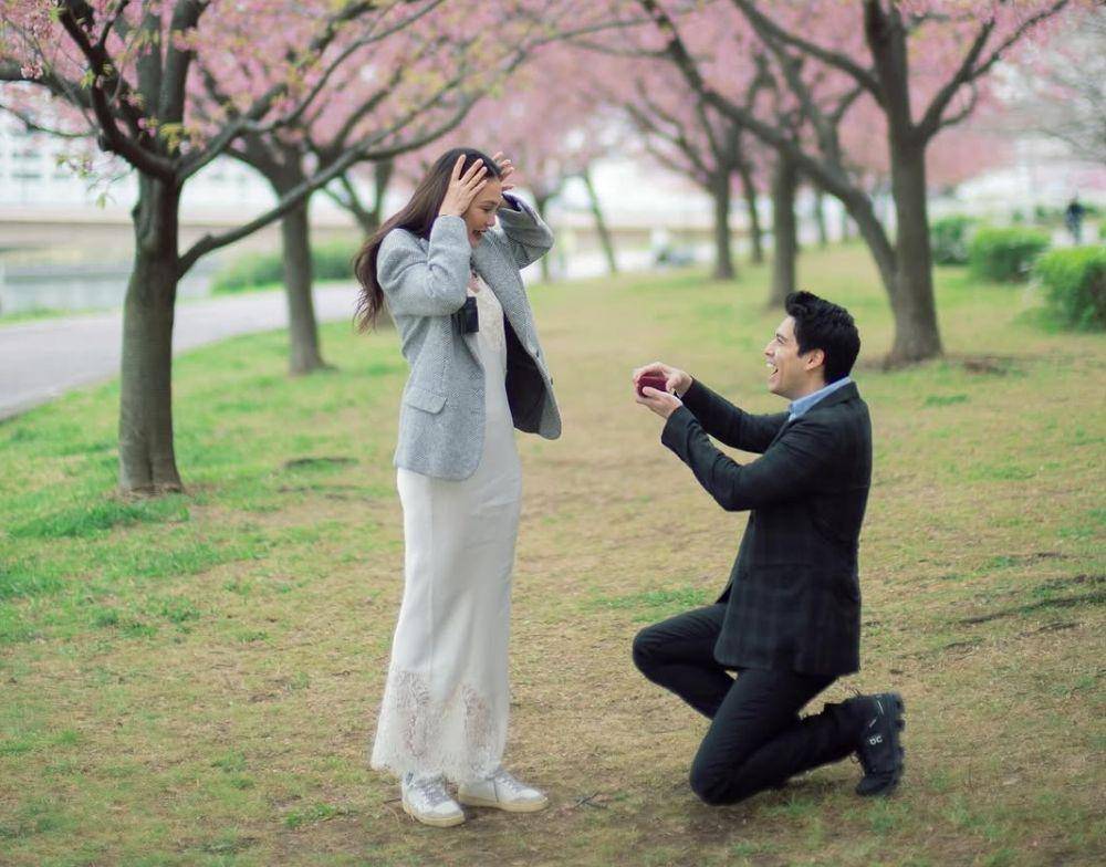 Maxime Bouttier melamar Luna Maya dengan cincin berlian seharga Rp2 miliar. (Instagram/@lunamaya)