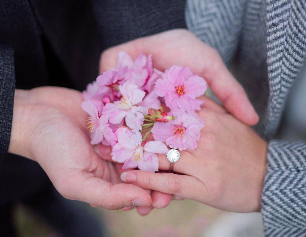 Maxime Bouttier melamar Luna Maya dengan cincin berlian seharga Rp2 miliar. (Instagram/@lunamaya)