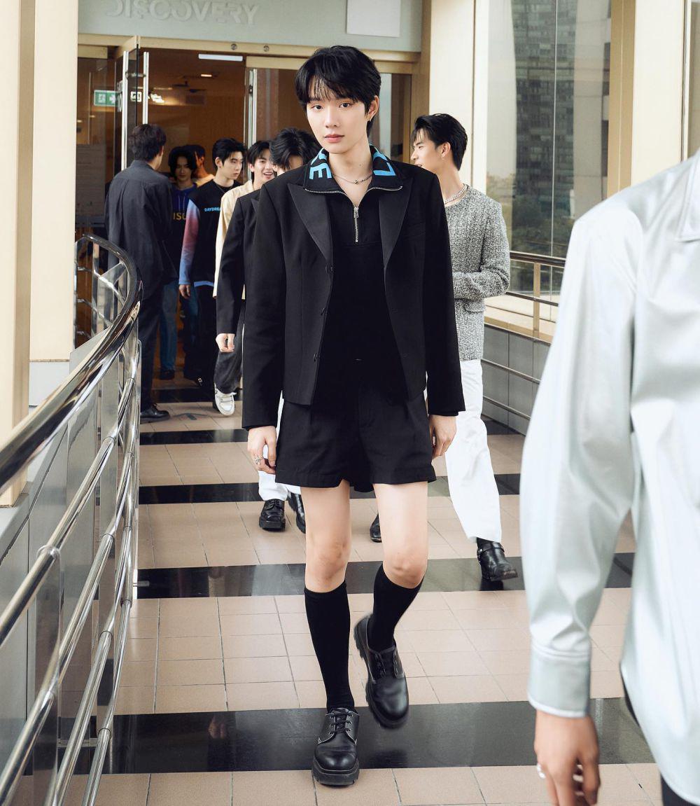 outfit all black ala Namping Napatsakorn (instagram.com/nampingster)