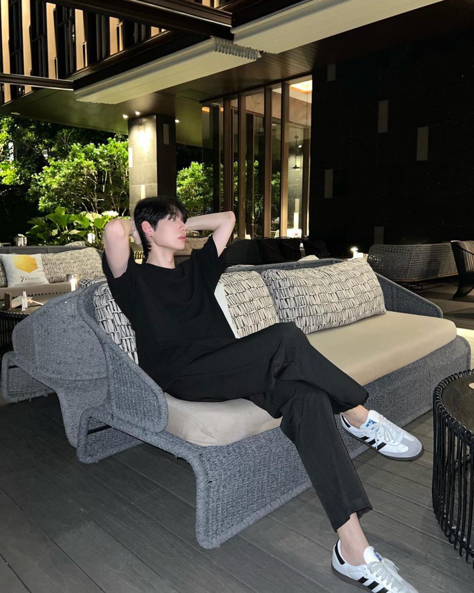 outfit all black ala Namping Napatsakorn (instagram.com/nampingster)