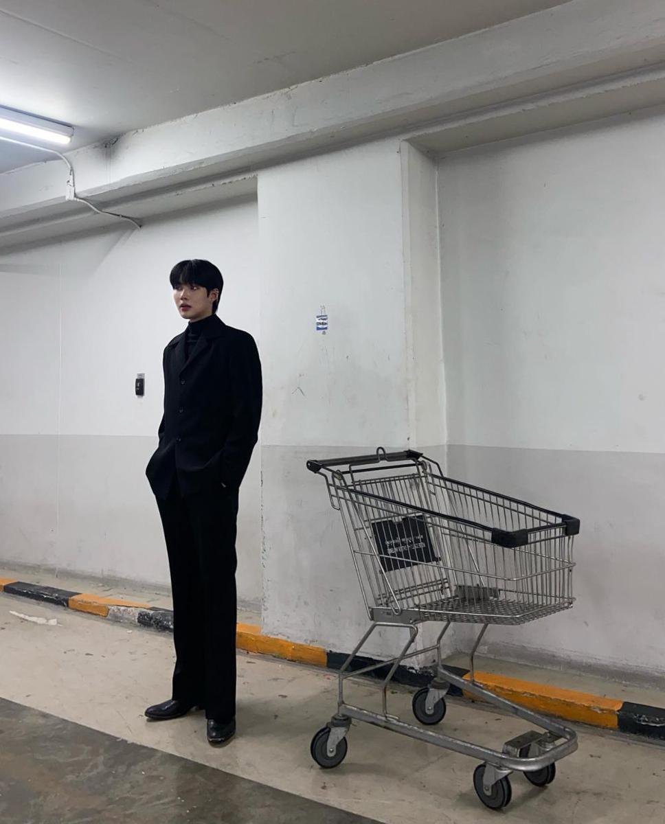 outfit all black ala Namping Napatsakorn (instagram.com/nampingster)