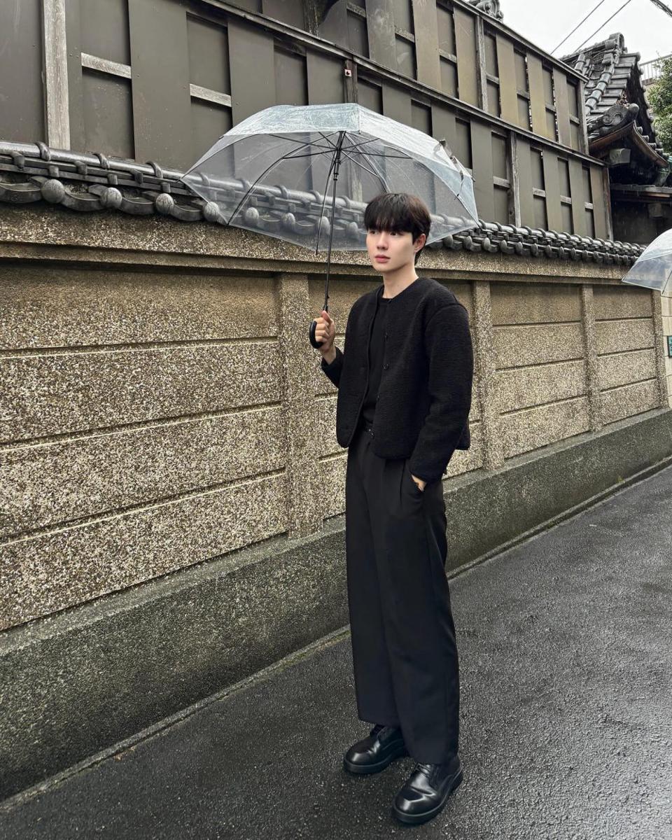 outfit all black ala Namping Napatsakorn (Instagram.com/nampingster)