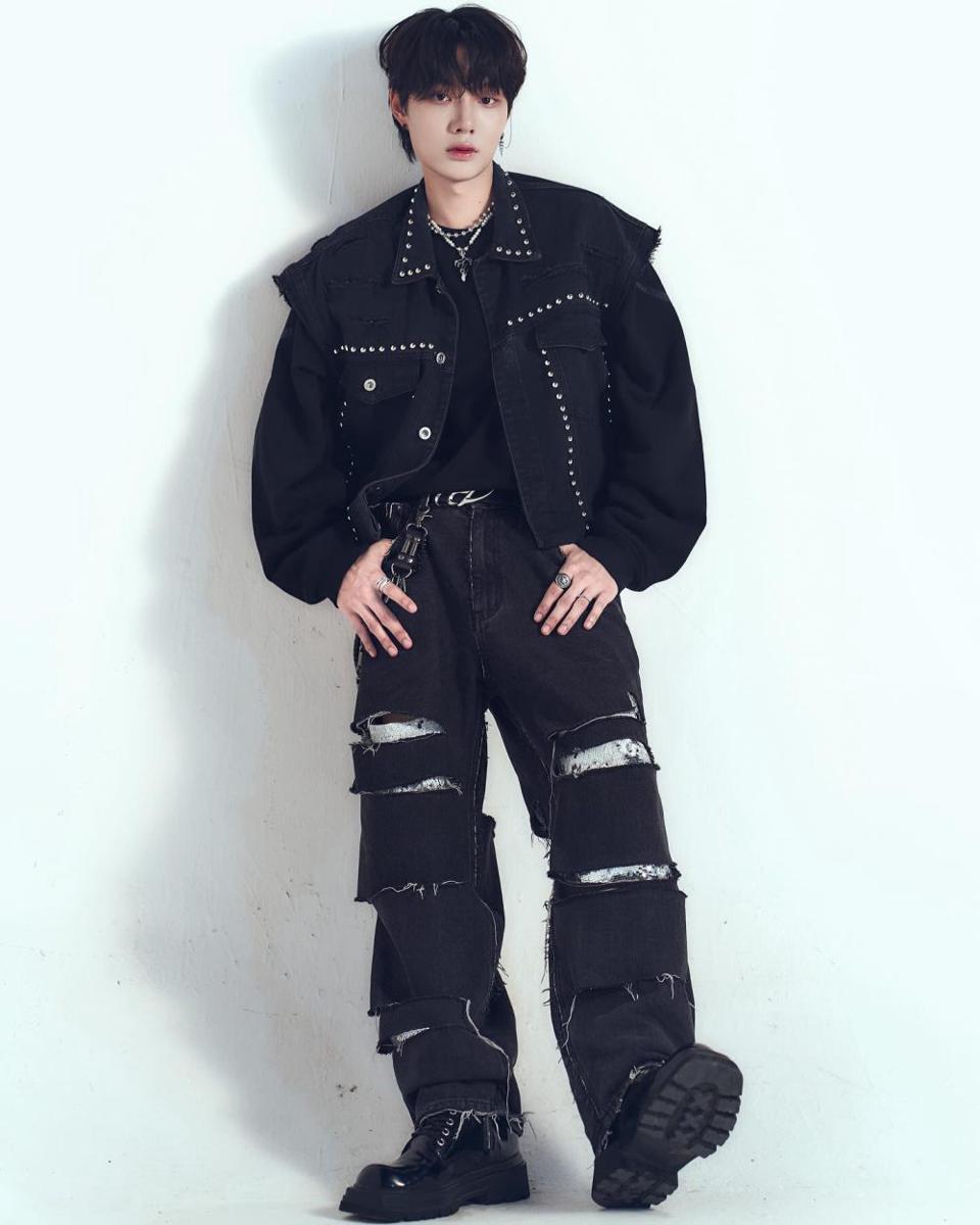 outfit all black ala Namping Napatsakorn (instagram.com/nampingster)