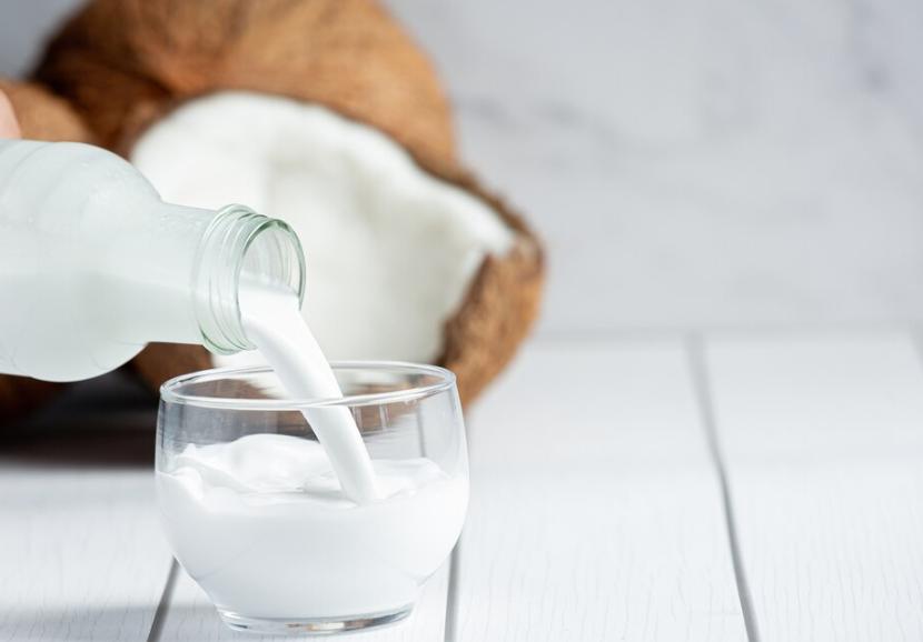 ilustrasi coconut milk (freepik.com/jcomp)