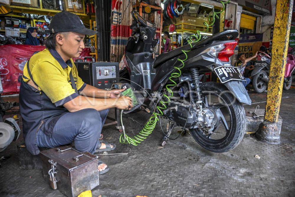 Ilustrasi service motor di bengkel. (Dok. Antara)