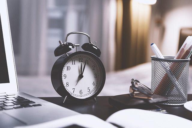 Ilustrasi sebuah jam di atas meja kerja (pixabay.com/JESHOOTS-com)