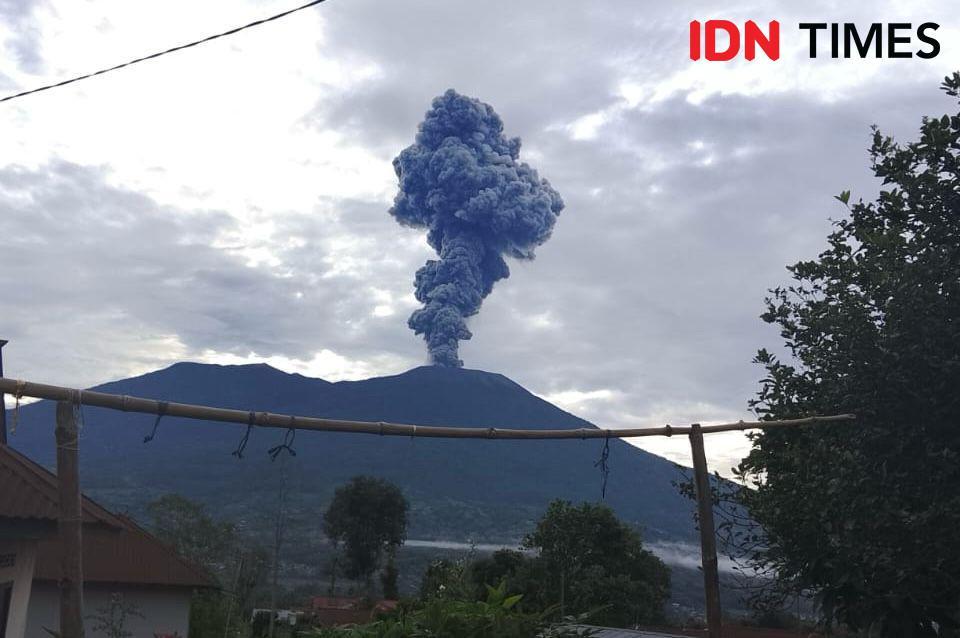 Marapi Erupsi, Warga: Terdengar Dentuman Keras dan Rumah Bergetar