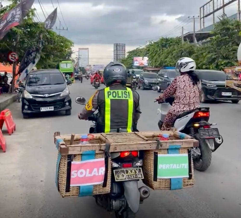 Program BBM Keliling Gratis inovasi Satlantas Polres Lampung Tengah pada arus balik Lebaran 2025 melayani pemudik. (Dok. Polres Lamteng).