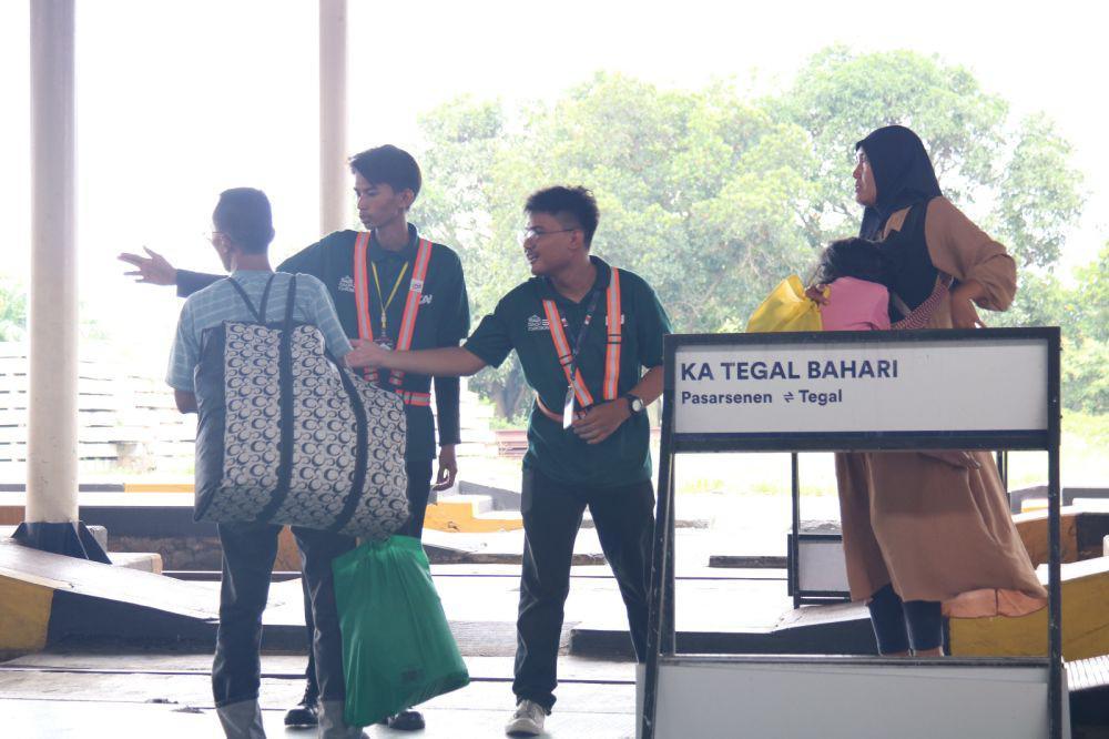 Mereka yang Berlebaran Bersama Deru Kereta Api di Stasiun Cirebon