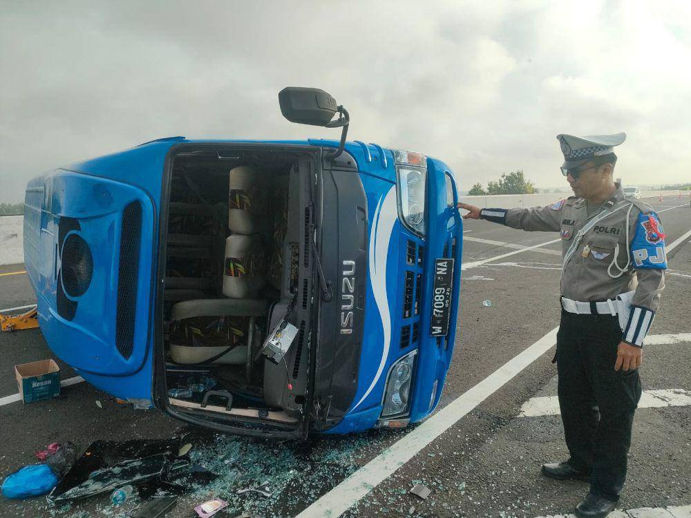 Elf yang terguling di Tol Kertosono. (Dok. PJR 6 Polda Jatim)
