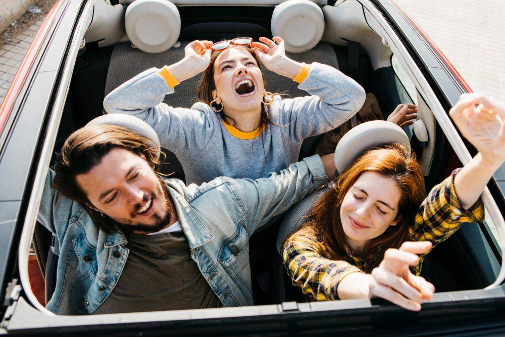 Ilustrasi bergembira di dalam mobil (freepik.com/freepik)