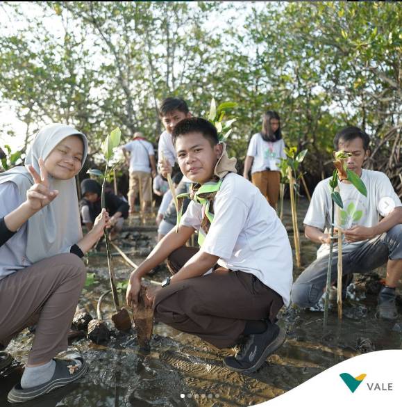 Memupuk kesadaran menjaga lingkungan diwakili 34 pelajar SMA/SMK se-Luwu Timur memperingati Hari Konservasi Alam Nasional dengan kegiatan Kemah Bahari di Desa Pasi-pasi Kecamatan Malili, 14-15 Agustus 2023.