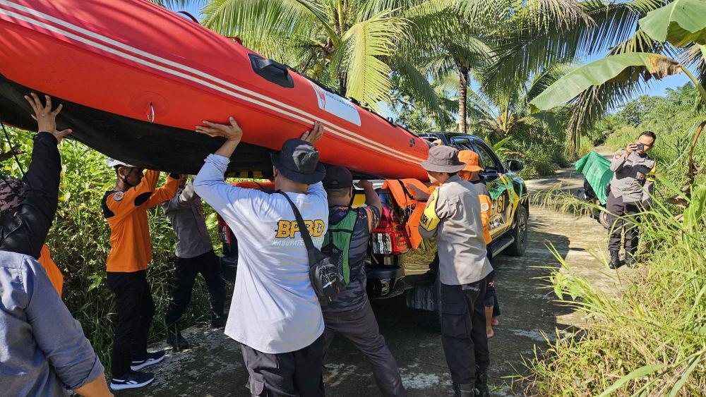 Tim SAR gabungan diterjunkan untuk menemukan Mitrah, bocah yang hilang di Sungai Kandilo pada 1 April 2025 kemarin. (Dok. Polres Paser)