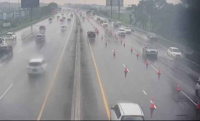 Diguyur Hujan, Arus Balik di Tol Cikampek Arah Jakarta Ramai Lancar