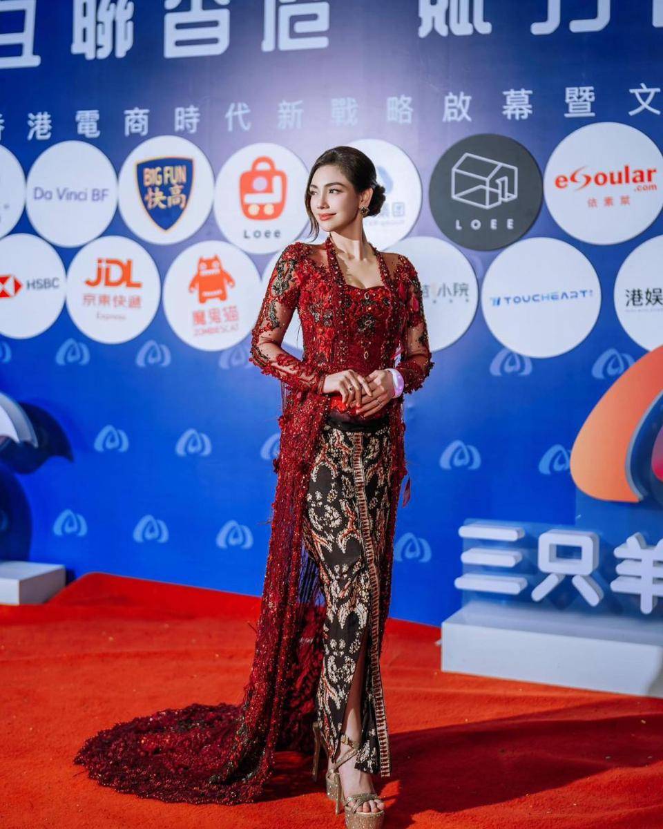 Kebaya ala Celine Evangelista (instagram.com/celine_evangelista)