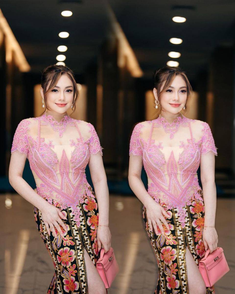 Kebaya ala Celine Evangelista (instagram.com/celine_evangelista)