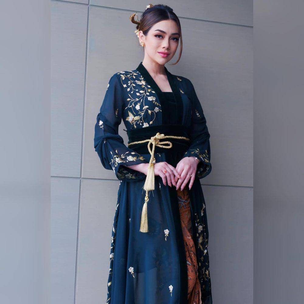 Kebaya ala Celine Evangelista (instagram.com/celine_evangelista)