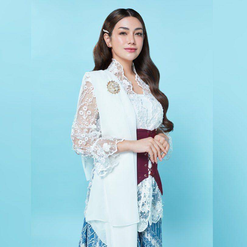 Kebaya ala Celine Evangelista (instagram.com/celine_evangelista)
