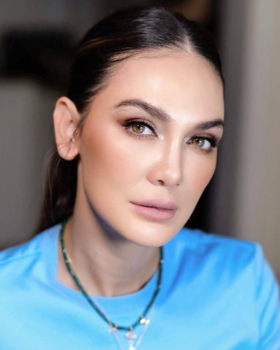 makeup ala Luna Maya (instagram.com/lunamaya)