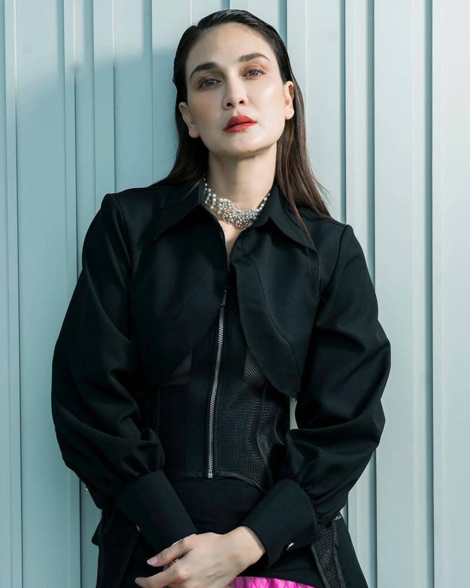 makeup ala Luna Maya (instagram.com/lunamaya)
