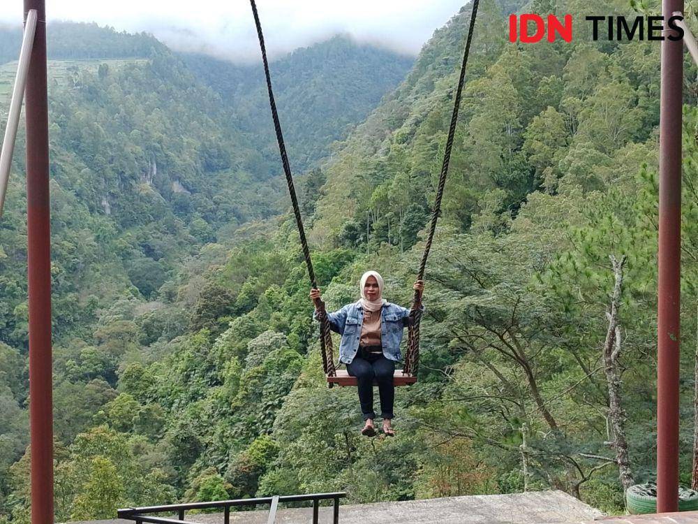 Wahana ayunan langit di taman wisata Genilangit di Desa Genilangit, Kecamatan Poncol, Kabupaten Magetan. IDN Times/ Riyanto.