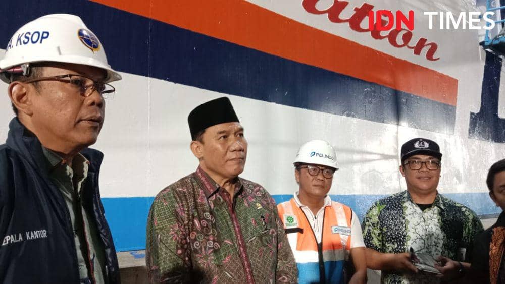 Anggota DPR RI Fraksi Gerindra Bambang Haryo Soekartono didampingi perwakilan Pelindo Tanjung Emas, Kepala KSOP Semarang Capt Muhamad Abduh dan Kepala Cabang DLU Semarang Herman Fajar saat mengecek pelaksanaan arus balik Lebaran di Pelabuhan Tanjung Emas Semarang. (IDN Times/Fariz Fardianto)