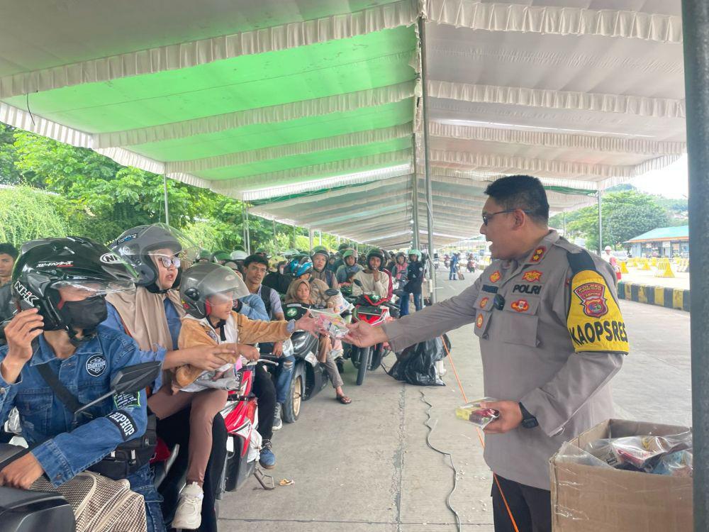 Di Tengah Padatnya Arus Balik, Polres Lamsel Bagikan Susu ke Pemudik