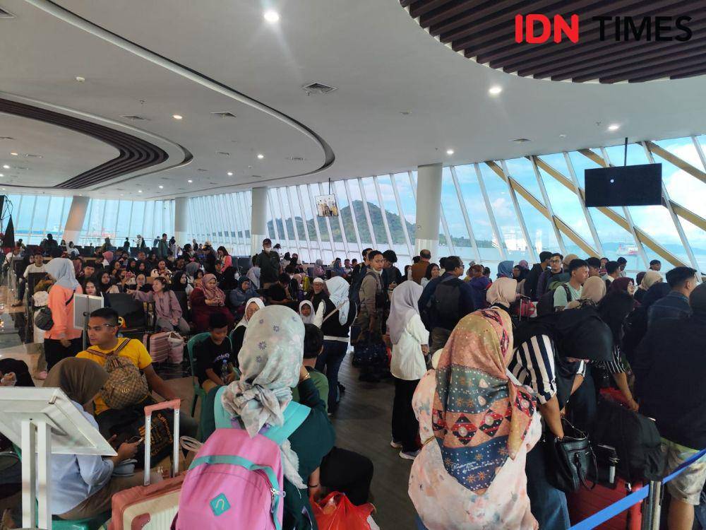 Para pemudik di deremaga eksekutif Bakauheni Lampung. (IDN Times/Muhaimin)