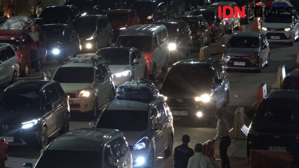 Antrean kendaraan di pelabuhan Bakauheni Lampung. (IDN Times/Muhaimin)