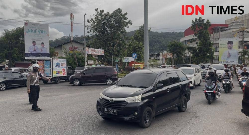 Personel Satlantas Polresta Padang melakukan pengaturan arus lalu lintas (Foto: IDN Times/Halbert Caniago)