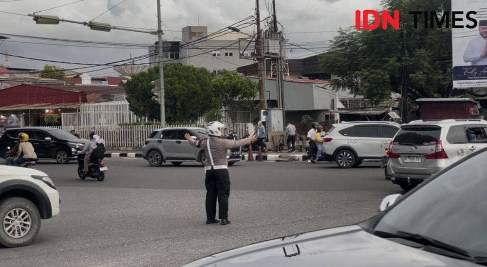 Personel Satlantas Polresta Padang melakukan pengaturan lalu lintas (Foto: IDN Times/Halbert Caniago)