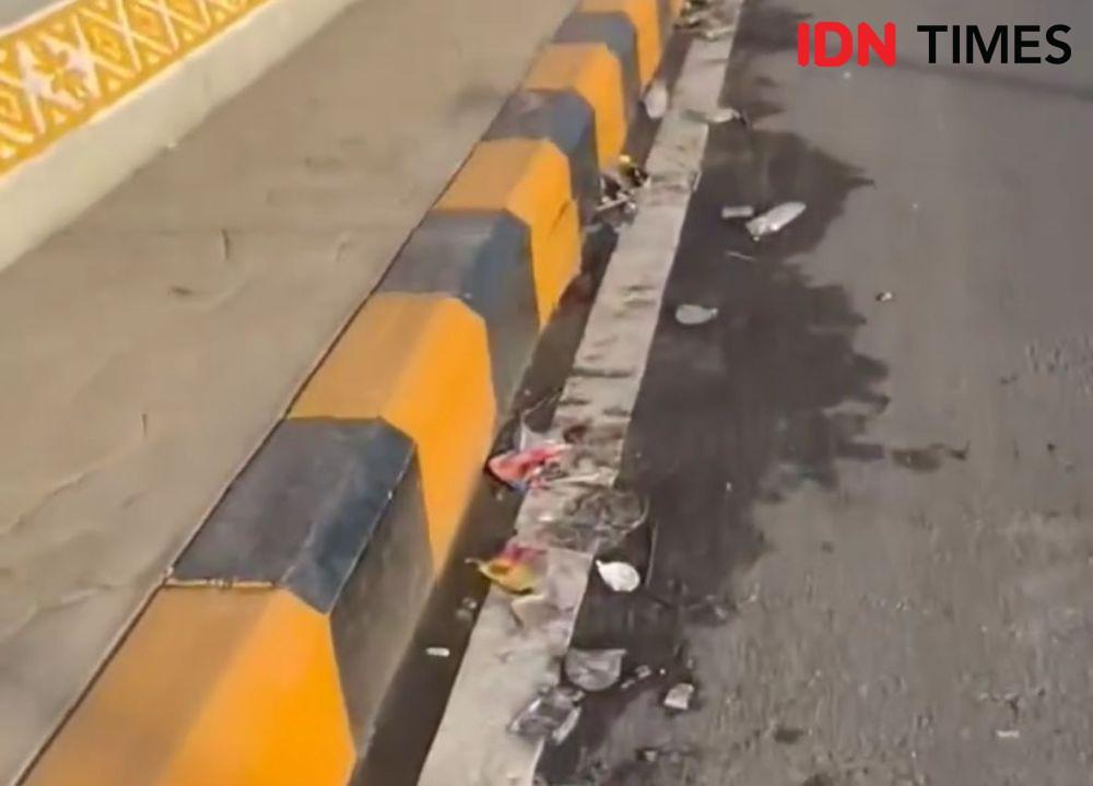 Jembatan sungai sambas besar dipenuhi dengan sampah. (IDN Times/istimewa).