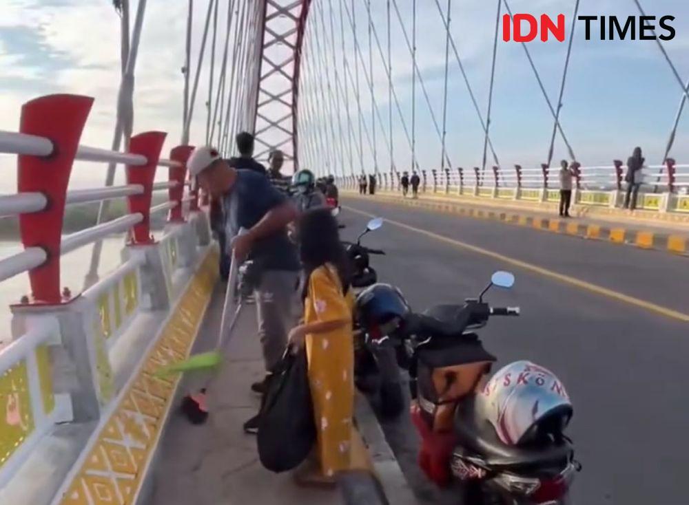 Viral pria bersama anak perempuan menyapu jembatan sungai sambas besar. (IDN Times/istimewa).