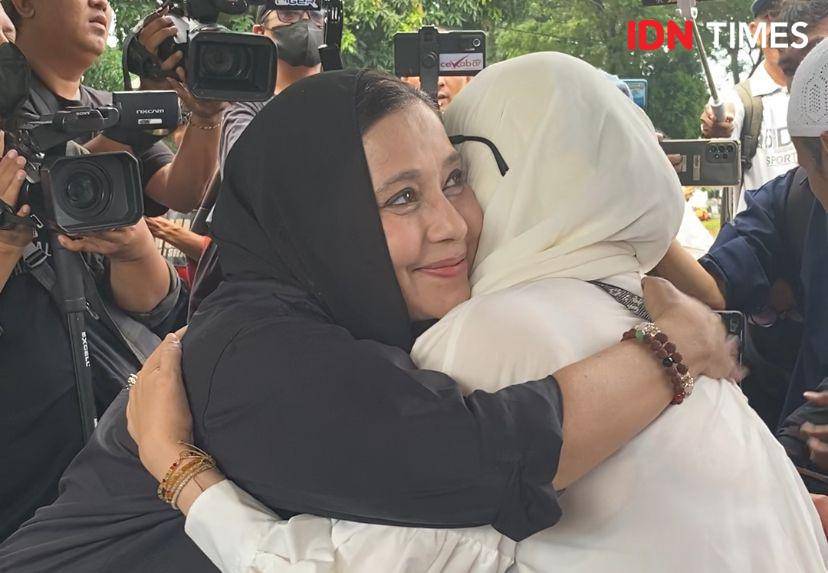 potret artis di pemakaman Ray Sahetapy, Jumat (4/4/2025) (dok. IDN Times/Rani Asnurida)