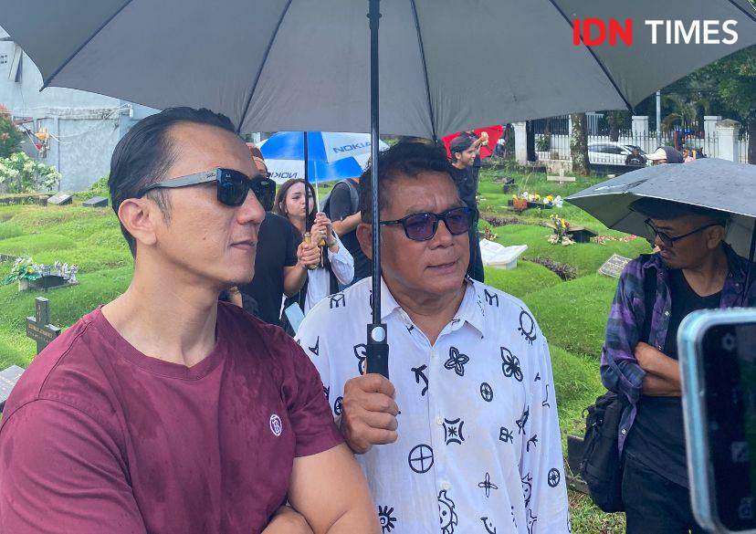 potret artis di pemakaman Ray Sahetapy, Jumat (4/4/2025) (dok. IDN Times/Rani Asnurida)